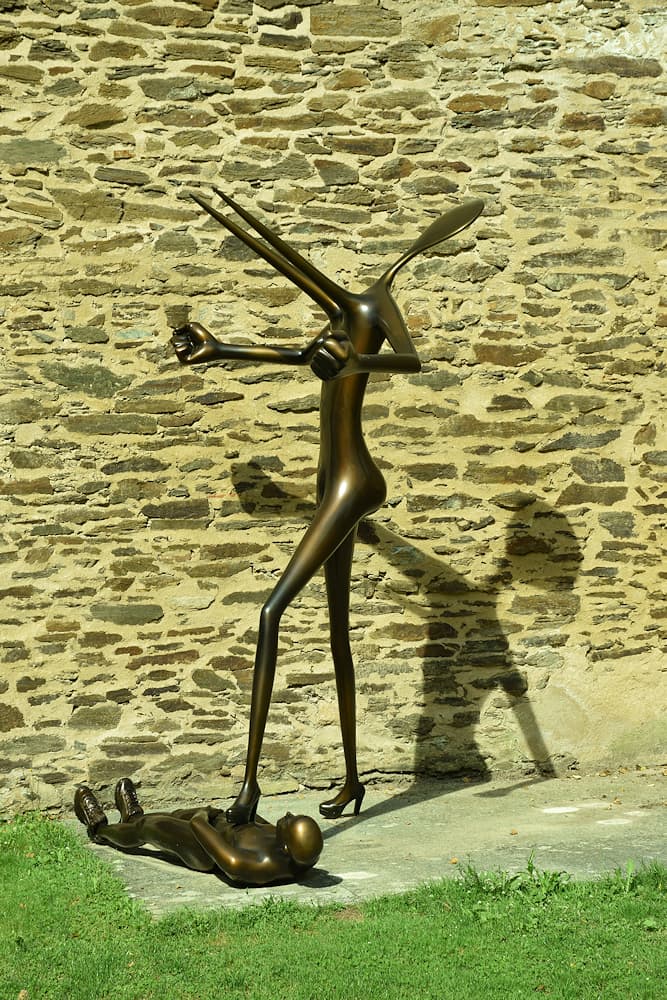 APOTHEOSE - Allégorie. Place au matriarcat - Immense femme en gloire terrassant un homme au sol - Bronze. Fonderie Bocquel