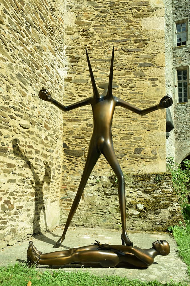 APOTHEOSE - Allégorie. Place au matriarcat - Immense femme en gloire terrassant un homme au sol - Bronze. Fonderie Bocquel