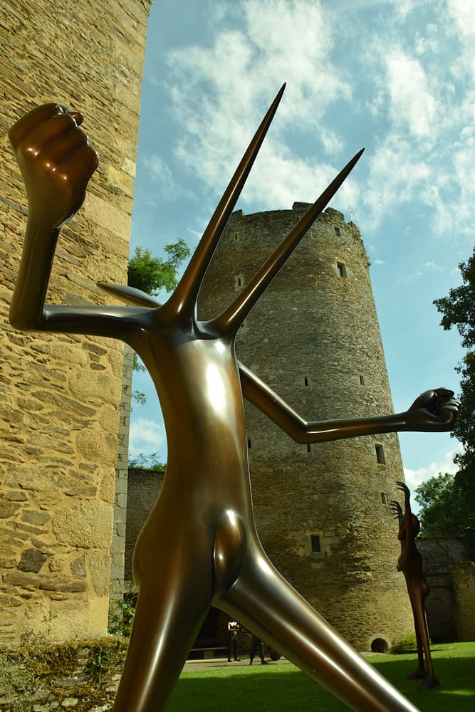 APOTHEOSE - Allégorie. Place au matriarcat - Immense femme en gloire terrassant un homme au sol - Bronze. Fonderie Bocquel